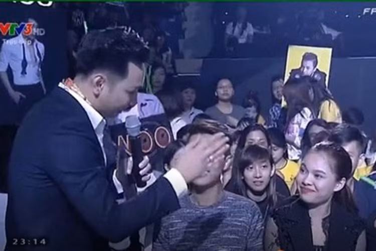 Không những vậy, trong đêm thứ 2 của The Remix, Thành Trung khiến ca sĩ Giang Hồng Ngọc bị tổn thương khi nói với cô không thể phỏng vấn vì thời lượng chương trình có hạn đồng thời hẹn cô vào mùa sau dù Giang Hồng Ngọc vốn đã đoạt giải Vàng chương trình này. Ảnh: Khám Phá