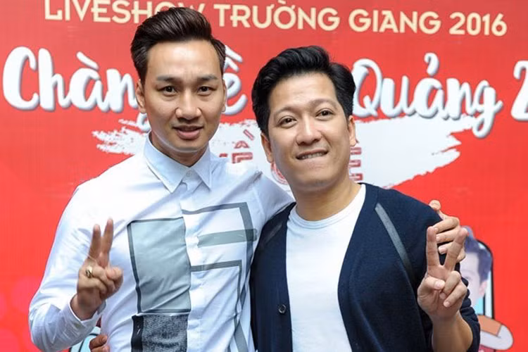 Trong liveshow của Trường Giang vào tháng 12/2016, anh bất ngờ chia sẻ: “Thực sự bất ngờ khi trời mưa mà khán giả vẫn đến rất đông để ủng hộ các nghệ sĩ. Trong khi ở ngoài Bắc, mọi người xem hài ở nhà hát, có máy lạnh nhưng khán giả chỉ có 3 hàng ghế”. Câu nói của Thành Trung đã gây sự tranh cãi trong chính giới hài ở hai miền Bắc - Nam. Ảnh: FBNV