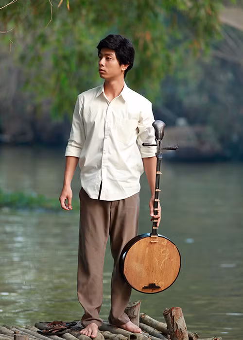 Nhân vật Tư Lành (Đình Hiếu) là một chàng trai Nam Bộ chẳng có gì ngoài giọng hát trời cho và sống chân thành.