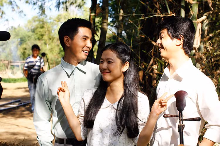 Với Oanh Kiều, cô chứng minh được khả năng diễn xuất của mình thông qua bộ phim truyền hình "Sông phố nhà ghe".