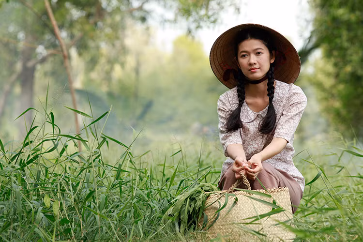 Năm Triều được gia đình sang nhà Út Trong (Kiều Oanh) đặt sính lễ. Gia đình nhận lời nên Út Trong không thể làm gì khác hơn ngoài việc vâng lời cha mẹ.