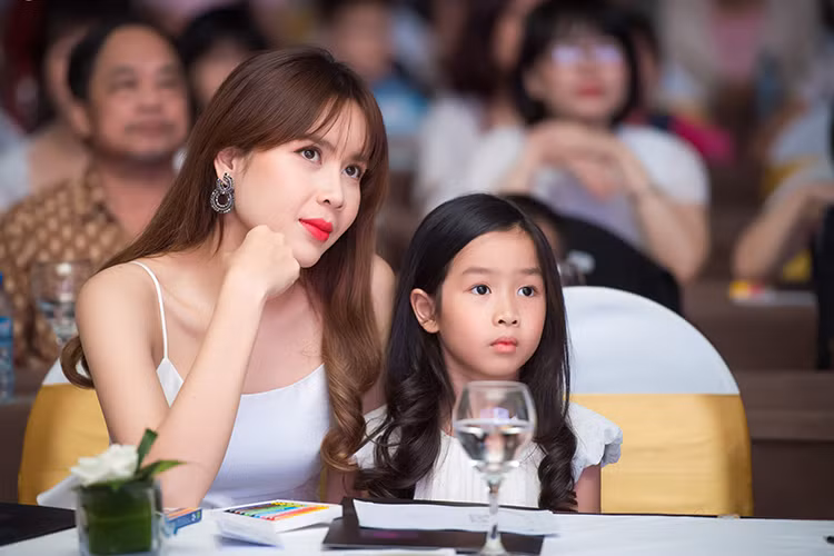 Nữ ca sĩ Lưu Hương Giang sinh năm 1983. Dù đã là mẹ của hai cô công chúa nhưng nữ ca sĩ ngày càng quyến rũ.