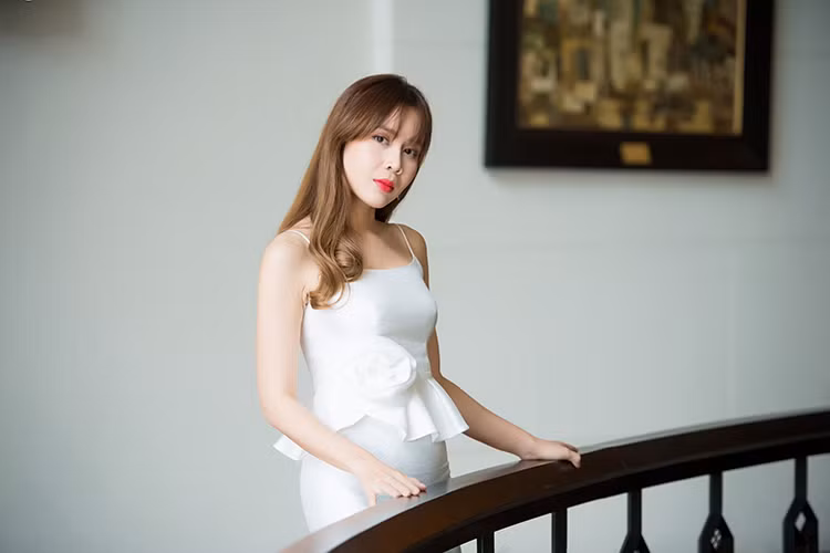 Vợ nhạc sĩ Hồ Hoài Anh không ngại thừa nhận cô đã dao kéo gương mặt nhưng không tiết lộ sửa ở bộ phận nào.