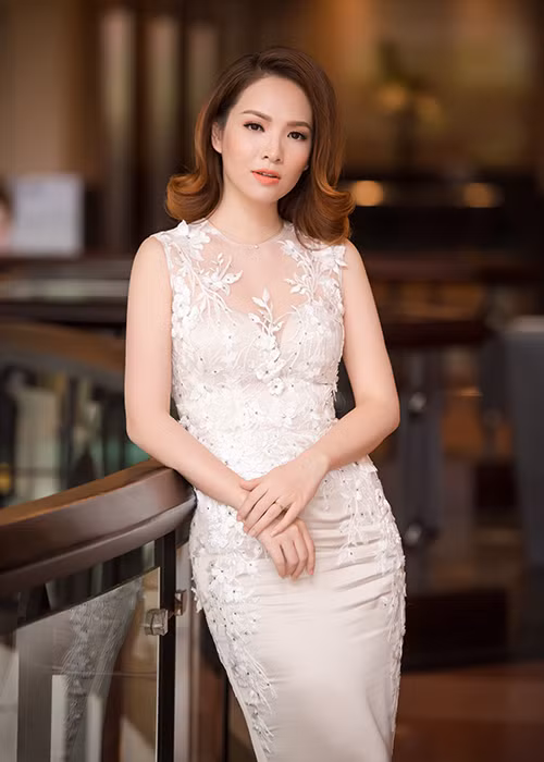 Đã trải qua 2 lần sinh nở, bà xã của đạo diễn Khải Anh vẫn rất trẻ trung, xinh đẹp khiến nhiều người ghen tỵ.