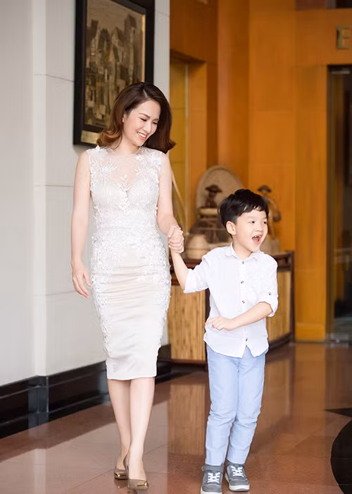 Tại sự kiện vừa qua, Đan Lê dẫn theo con trai đầu lòng Khải Minh. Cậu nhóc chào đời vào năm 2011.