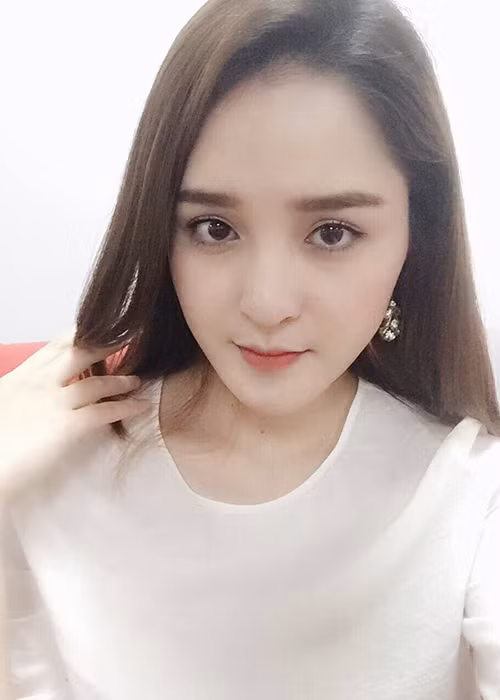 Xuất hiện ở các sự kiện, Hoàng Anh thường xuyên chọn gu thời trang chỉn chu, già dặn nhưng ở đời thường, cô hồn nhiên, nhí nhảnh như bạn bè cùng trang lứa. (Ảnh: FBNV)