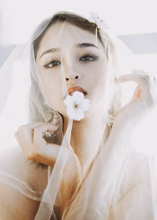 Người đẹp sinh năm 1994 chỉ xuất hiện ở các sự kiện của bạn bè thân thiết và trên báo chí qua các bộ ảnh làm mới hình ảnh. (Ảnh: FBNV)