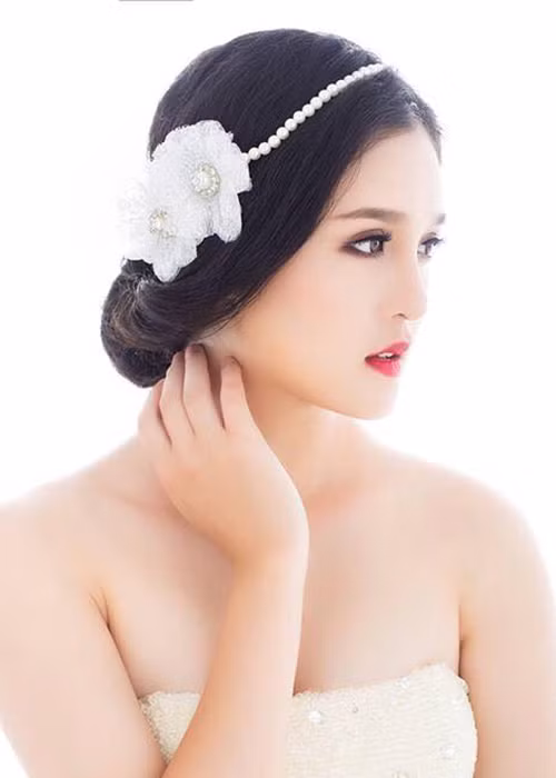 Người đẹp 9x từng chia sẻ cô muốn trau dồi kiến thức thay vì tham gia hoạt động giải trí. (Ảnh: FBNV)