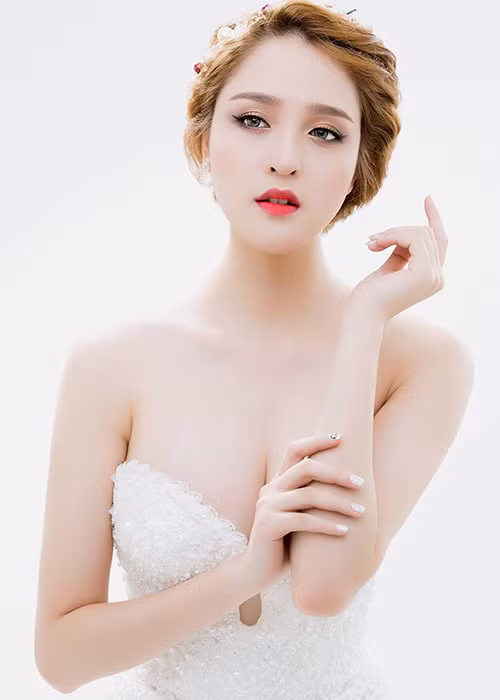 Với danh hiệu Á hậu 2 của Hoa hậu Việt Nam 2012, người đẹp đến từ Hà Nội từng đại diện Việt Nam tham gia cuộc thi Hoa hậu Trái đất nhưng không đạt thành tích nào. (Ảnh: FBNV)