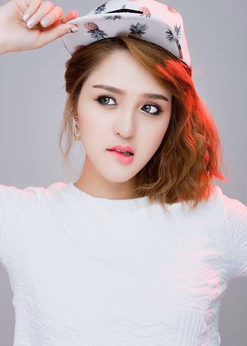 Mới đây, thông tin Hoàng Anh lên xe hoa vào ngày 7/3 khiến nhiều người bất ngờ bởi cô chưa từng tiết lộ về bạn trai. (Ảnh: FBNV)