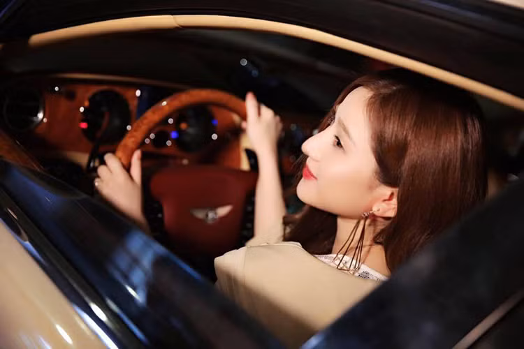 Thời điểm lộ chuyện kết hôn và ly hôn với Hồ Quang Hiếu, cuộc sống của Ivy gặp nhiều xáo trộn. Cô bị cư dân mạng soi mói đời tư, thậm chí bị fans cuồng của chồng cũ gửi tin nhắn hăm họa. (Ảnh: FBNV)