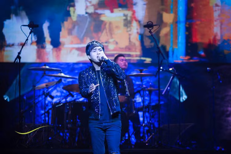 Thời gian gặp rắc rối về đời tư, Hồ Quang Hiếu không tránh khỏi cảm giác mệt mỏi. Chỉ khi ồn ào lắng xuống, nam ca sĩ mới lấy lại tinh thần để tiếp tục đi diễn trong và ngoài nước. (Ảnh: FBNV)