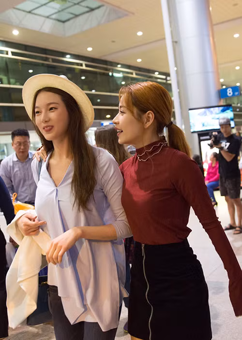 Sau khi chào đón và hỏi han nhau, nữ diễn viên phim “5S online” đưa Lee Sarah về bằng ô tô riêng.