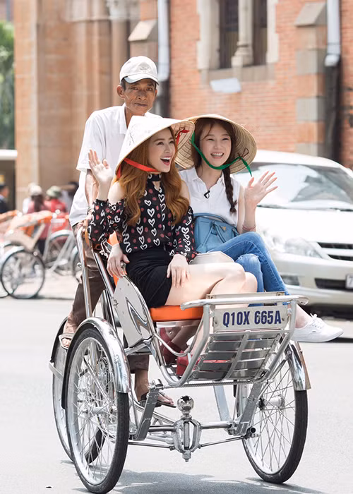 Lần thứ ba Chi Pu sang Hàn Quốc nhận giải Ngôi sao triển vọng châu Á tại Asia Artist Awards 2016, Lee Sarah tận tình lái xe đưa người em thân thiết đi ăn uống và dạo chơi Seoul.