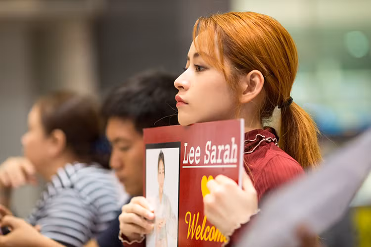 Trước đó, Chi Pu mặc giản dị ra sân bay Tân Sơn Nhất đón Á hậu Lee Sarah vào rạng sáng ngày 7/3.