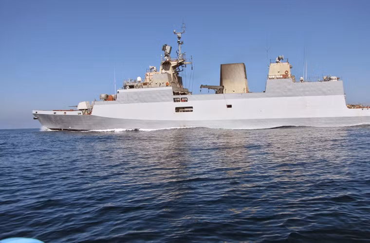 Hệ thống điện tử và vũ khí trên tàu INS Karmota cũng là sự kết hợp công nghệ Nga - Israel - Ấn Độ. Hỏa lực săn ngầm của lớp tàu này gồm hai bệ phóng bom RBU-6000 và ngư lôi hạng nặng 533mm.