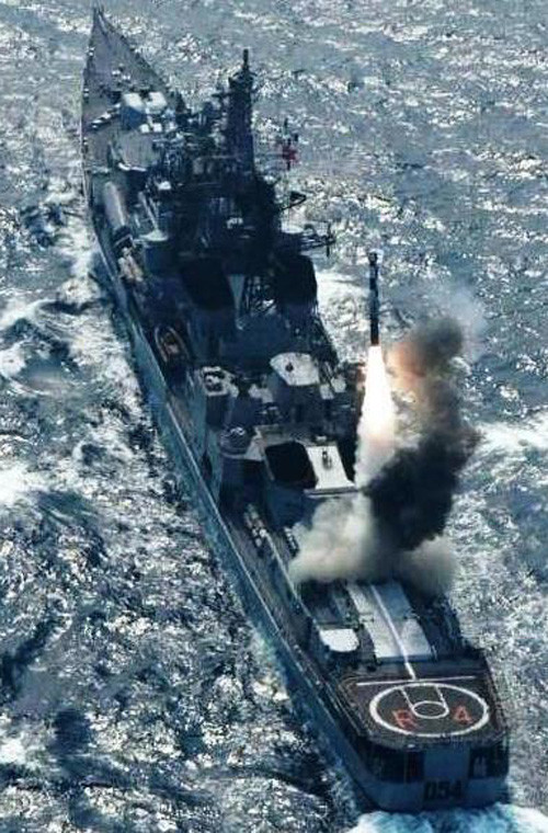 INS Ranvir (D54) đã trải qua một lần hiện đại hóa lớn gần đây, tích hợp hệ thống tên lửa diệt hạm phóng đứng BrahMos lên tàu (gồm 8 quả) đặt ở đuôi tàu. Ngoài ra, ở boong trước còn trang bị 4 tên lửa diệt hạm cận âm P-15 Termit kiểu cũ. Ảnh: INS Ranvir bắn thử nghiệm tên lửa BrahMos.