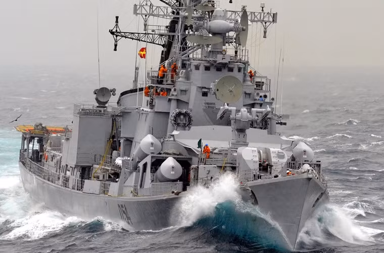 INS Ranvir (D54) là tàu khu trục kiểu cũ thuộc lớp Rajput do Ấn Độ tự đóng từ cuối những năm 1980. Con tàu có lượng giãn nước toàn tải 4.974 tấn, dài 147m, rộng 15,8m, mớn nước 5m, thủy thủ đoàn lên tới 320 người.