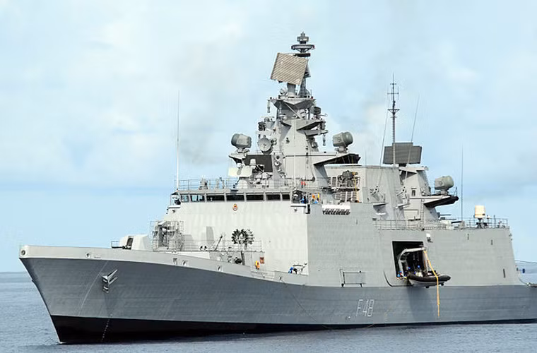 Con tàu được trang bị hệ thống điện tử và vũ khí kết hợp tinh túy Nga - Israel và Ấn Độ đem lại sức chiến đấu cực kỳ mạnh mẽ.