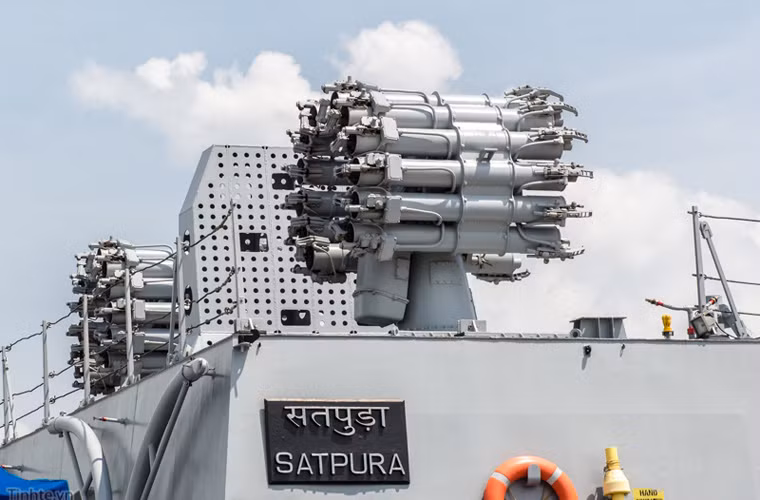 Khả năng tác chiến chống tàu ngầm của INS Satpura cũng đáng gờm với hệ thống ngư lôi hạng nặng 533mm và bệ phóng bom chống ngầm RBU-6000. Ngoài ra, nó còn chở được đến hai trực thăng săn ngầm, trinh sát biển.