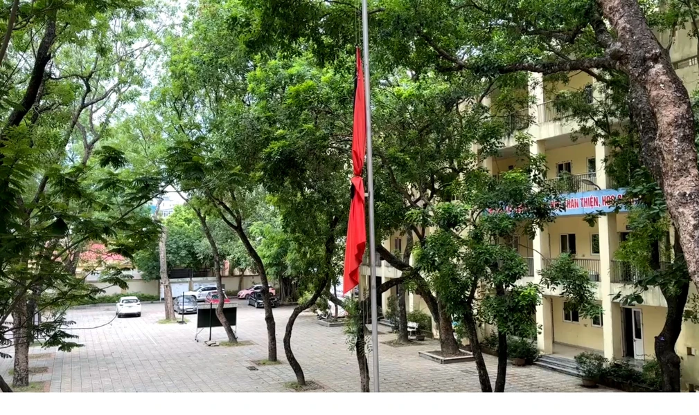 Lá cờ rủ treo trang trọng trên chính giữa sân trường Trung học phổ thông Nguyễn Gia Thiều (quận Long Biên)- nơi mà Tổng Bí thư Nguyễn Phú Trọng đã từng theo học. (Ảnh: Minh Hiếu/vietnam+)