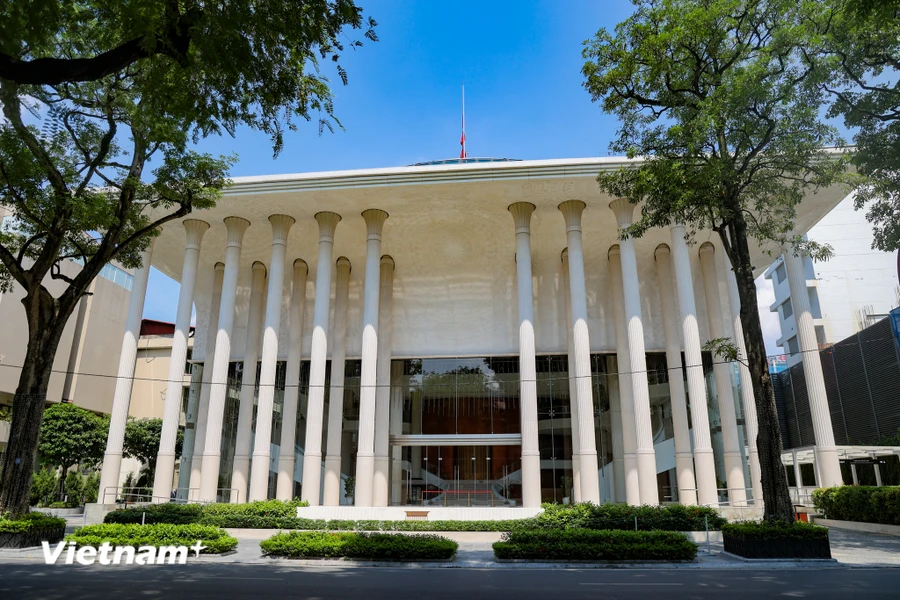 Cờ rủ treo trên nóc của Nhà hát Hồ Gươm. (Ảnh: Minh Hiếu/vietnam+)