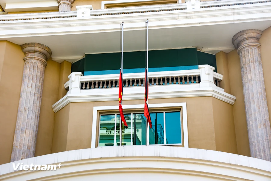 Lá cờ Tổ quốc không còn bay và gắn trên đó là dải băng đen để tưởng nhớ Tổng Bí thư Nguyễn Phú Trọng. (Ảnh: Minh Hiếu/vietnam+)
