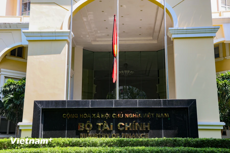 Trụ sở của Bộ Tài Chính thực hiện treo cờ rủ để tưởng nhớ vị Tổng Bí thư đáng kính. (Ảnh: Minh Hiếu/vietnam+)