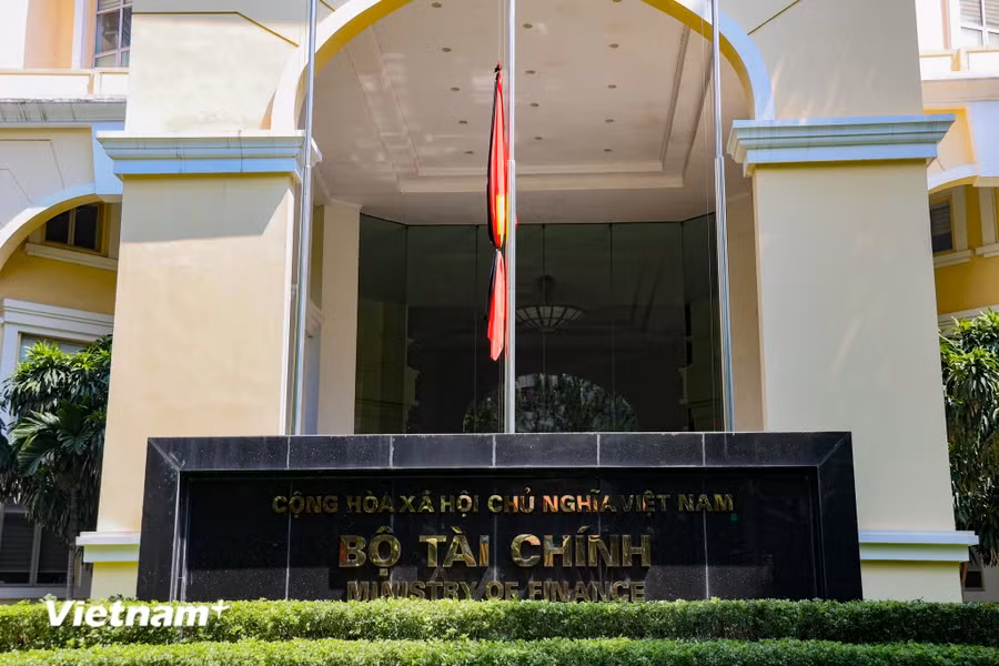 Trụ sở của Bộ Tài Chính thực hiện treo cờ rủ để tưởng nhớ vị Tổng Bí thư đáng kính. (Ảnh: Minh Hiếu/vietnam+)