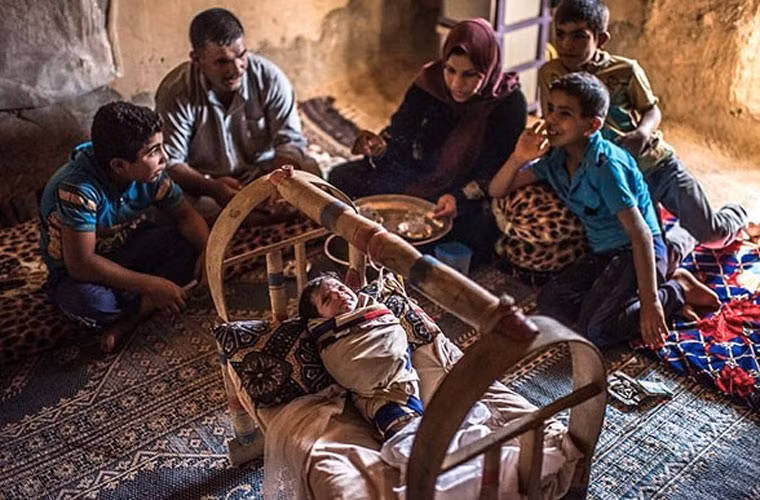 Các thành viên trong gia đình đang quây quần lại với nhau. Những công dân Iraq này vẫn muốn nhanh chóng quay trở về nhà, nhưng có lẽ họ phải đợi một thời gian nữa.