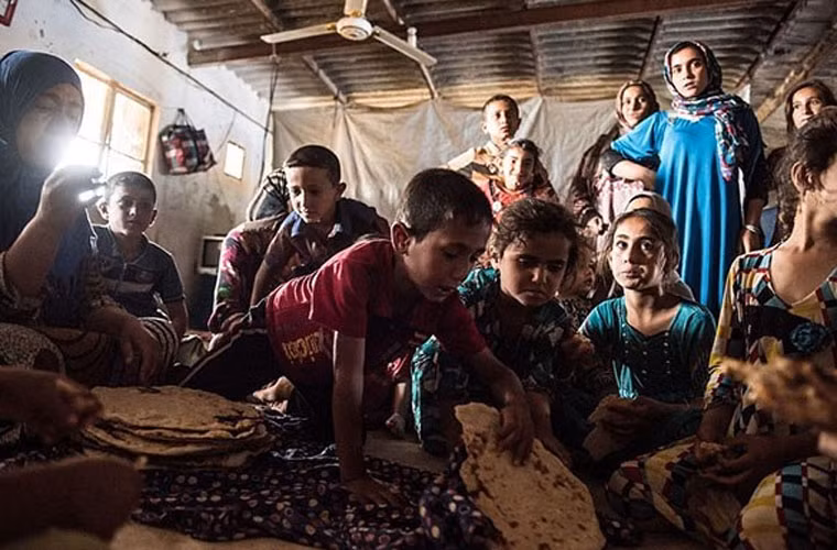 Hiện nay, họ đang sống cùng nhau trong một ngôi nhà tạm bợ mà chưa thể trở về quê hương.