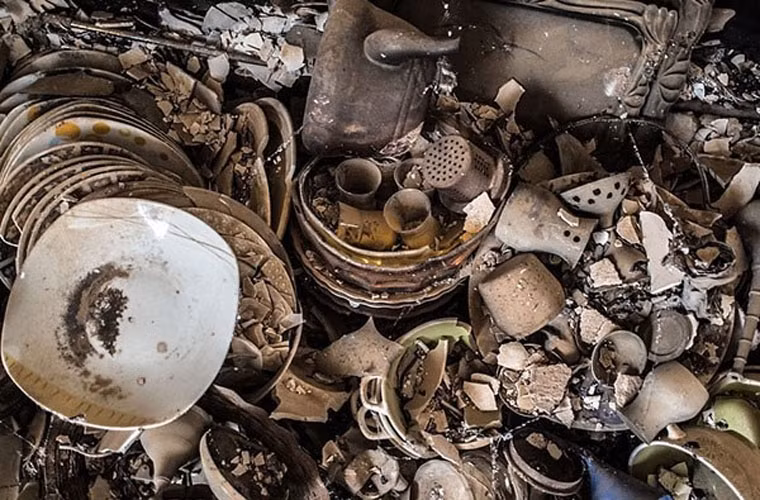 Bát đĩa, ấm chén bị vỡ là cảnh tượng phóng viên trông thấy khi tới đây.