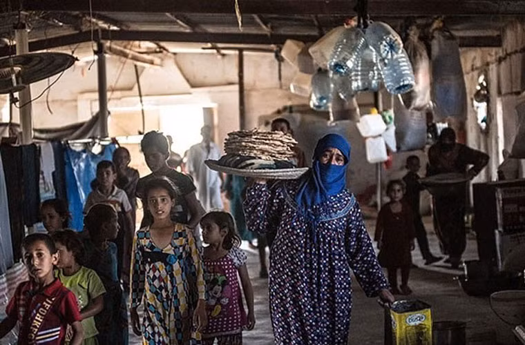 Khu sinh sống của hơn 100 người có điều kiện không tốt. Họ sống trong hoàn cảnh thiếu thốn mọi điều.