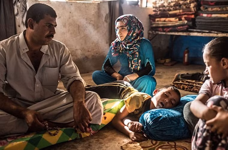 Dẫu rằng vậy, cho tới nay, họ vẫn chưa thể quay trở lại đó bởi vì nhà của họ đã bị tàn phá nặng nề trong các cuộc giao tranh giữa IS và quân đội chính phủ.