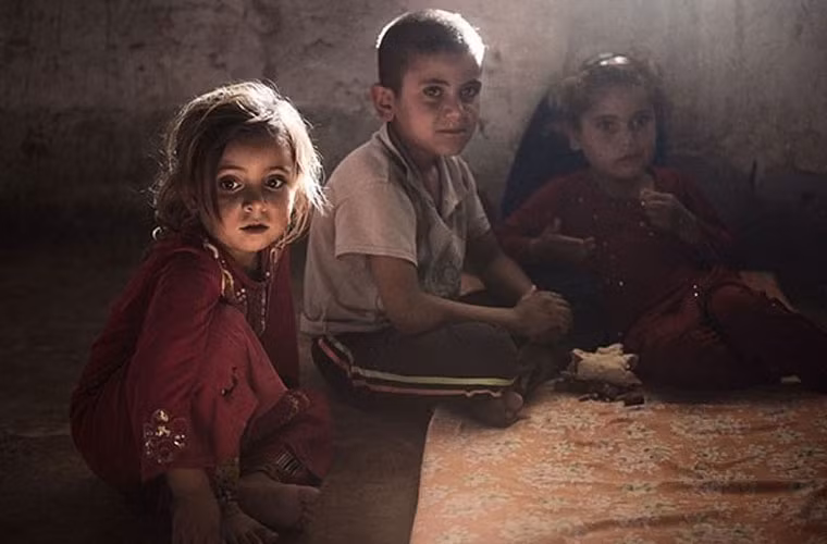 Các cháu nhỏ với khuôn mặt ngây thơ hướng vào ống kính phóng viên. Ảnh chụp tại nơi ở tá túc của cộng đồng 105 người dân ở thị trấn Jalawla rời bỏ nhà cửa để trốn IS.