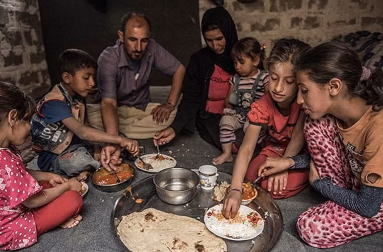 Một bữa ăn giản dị của một gia đình Iraq tại nơi tá túc.