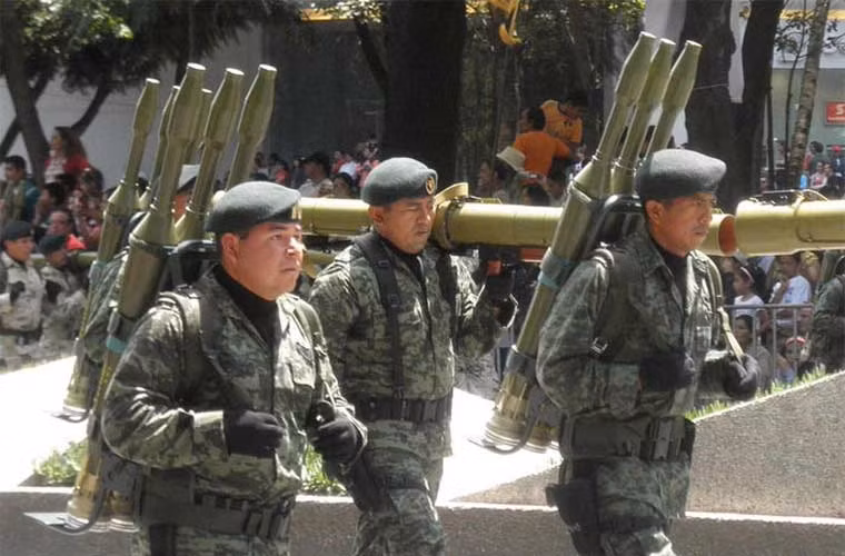 Súng được thiết kế đơn giản với ống phóng đường kính 105mm. Ống phóng ở trạng thái sẵn sàng chiến đấu có chiều dài 1,85m, trọng lượng (có đạn) khoảng 18,8kg. Với kích cỡ, trọng lượng đó, RPG-29 có thể mang vác, cũng như bắn từ trên vai người lính.