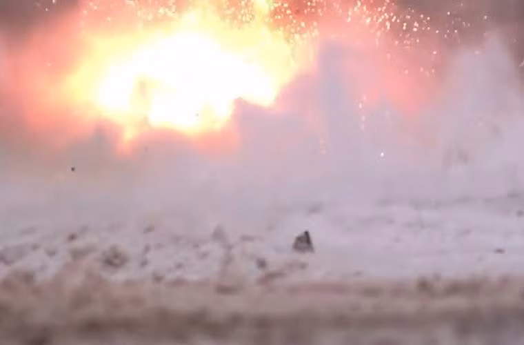 Sức công phá của đạn súng chống tăng RPG-29 tạo ra quầng lửa lớn bao quanh mục tiêu, đồng thời khuấy động cả vùng tuyết trắng.