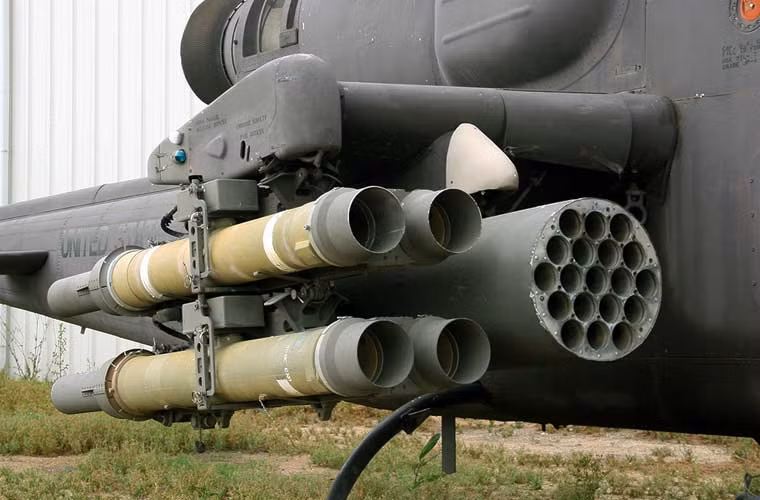 Trên thân trực thăng có hai cánh nhỏ với 4 giá treo cho phép mang hai cụm ống phóng rocket và 8 tên lửa chống tăng.