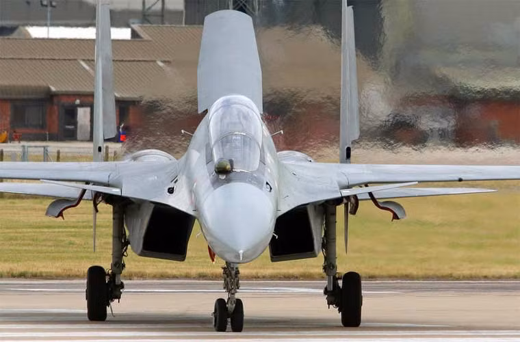 Từ giữa tháng 7, bốn chiến đấu cơ Su-30MKI Flanker số hiệu SB-065, SB-138, SB-167 và SB-309 từ Phi đội bay số 2 của Không quân Ấn Độ đã tới căn cứ Coningsby để tham gia cuộc huấn luyện chung với các tiêm kích Typhoon của Không quân Hoàng gia Anh (RAF).