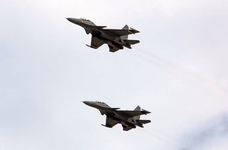 Cuộc tập trận huấn luyện giữa các tiêm kích Su-30MKI Ấn Độ và Eurofighter Typhoon của Không quân Hoàng gia Anh nhằm nâng cao sự hiểu biết hoạt động lẫn nhau giữa hai lực lượng không quân.