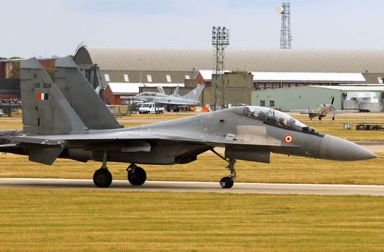 Su-30MKI cũng từng tham gia các cuộc tập trận không chiến với tiêm kích F-15C và F-16 của Không quân Mỹ. Dẫu cho không dùng radar Bars N011M nhưng khả năng của Su-30MKI khiến cho giới quân sự Mỹ thực sự bất ngờ.