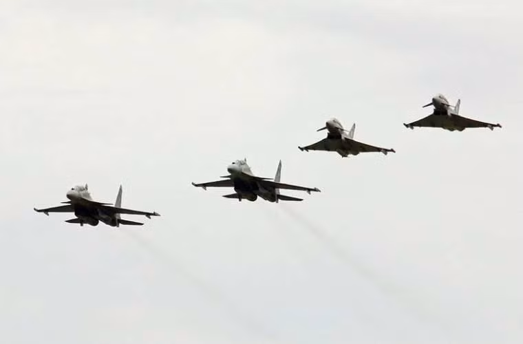 Hiện vẫn chưa rõ các khoa mục chính cũng như kết quả sau cùng của cuộc tập trận giữa chiến đấu cơ Su-30MKI với Typhoon tại Anh. Ảnh: Biên đội hỗn hợp Su-30MKI và Typhoon trên bầu trời nước Anh.