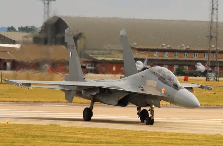 Su-30MKI là loại chiến đấu thế hệ 4 hàng đầu thế giới hiện nay, được tích hợp nhiều công nghệ mới như radar mạng pha Bars, động cơ có kiểm soát véc tơ lực đẩy hai chiều, hệ thống chiến tranh điện tử hiện đại, vũ khí mang vác lên tới 8 tấn.