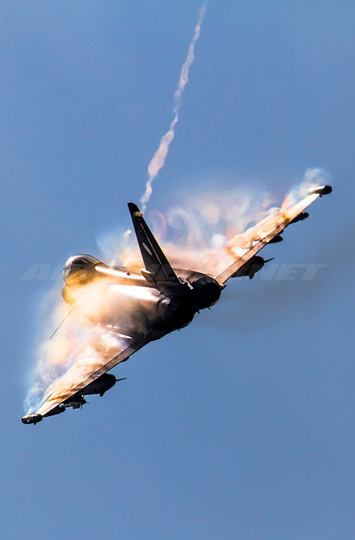 Ảnh tuyệt đẹp tiêm kích Typhoon trên bầu trời đang làm “ảo thuật” với các dòng không khí.