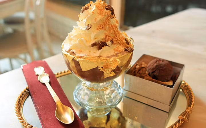 "Thượng đế" dùng thìa vàng để ăn món tráng miệng 25.000 USD này. (Ảnh: KT)