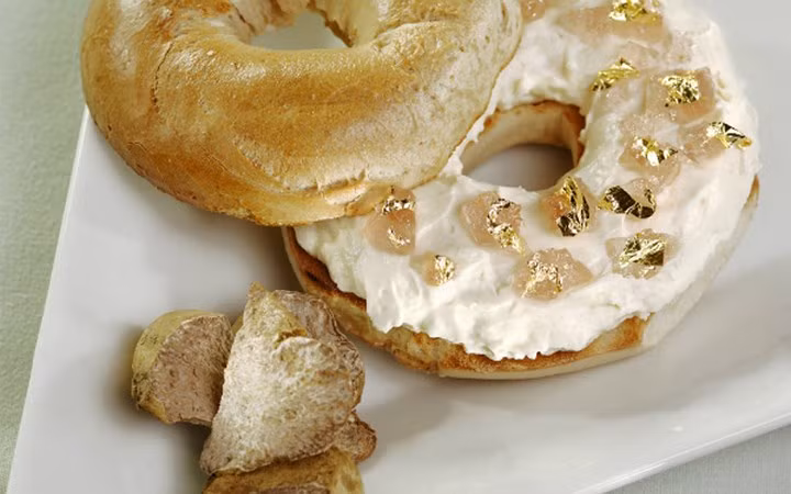 Nhà hàng Portofino ở Las Vegas, Mỹ cung cấp một bánh mì nướng vô cùng đắt tiền. Nguyên liệu làm nên món này bao gồm thịt bò Kobe, chân giò muối, phô mai, nấm truffle, nhiều loại nước sốt và vàng lá. Bạn sẽ phải bỏ ra ít nhất 100 USD để thưởng thức một miếng nhỏ bánh mì này. (Ảnh: KT)