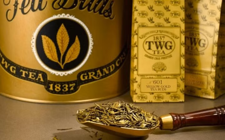 TWG - một thương hiệu chè Singapore - đã quyết định sản xuất dòng sản phẩm trà vàng độc đáo. Với 3.000 USD bạn chỉ có thể mua được 100 gram trà thượng hạng, "sơn" vàng 24 cara. (Ảnh: KT)
