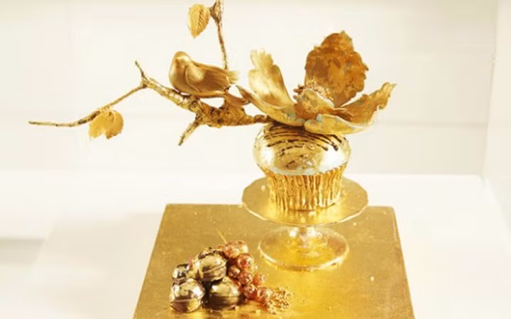 Muốn ăn bánh cupcake bọc vàng này, thực khách phải trả 1.300 USD. (Ảnh: KT)