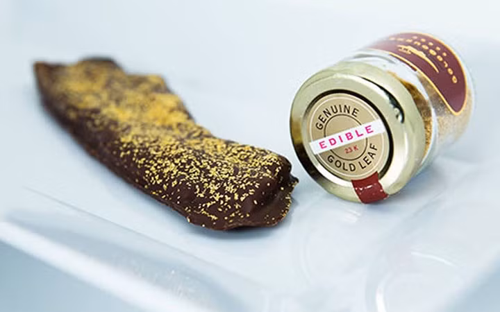 Thịt xông khói dát vàng có giá 40 USD. (Ảnh: KT)